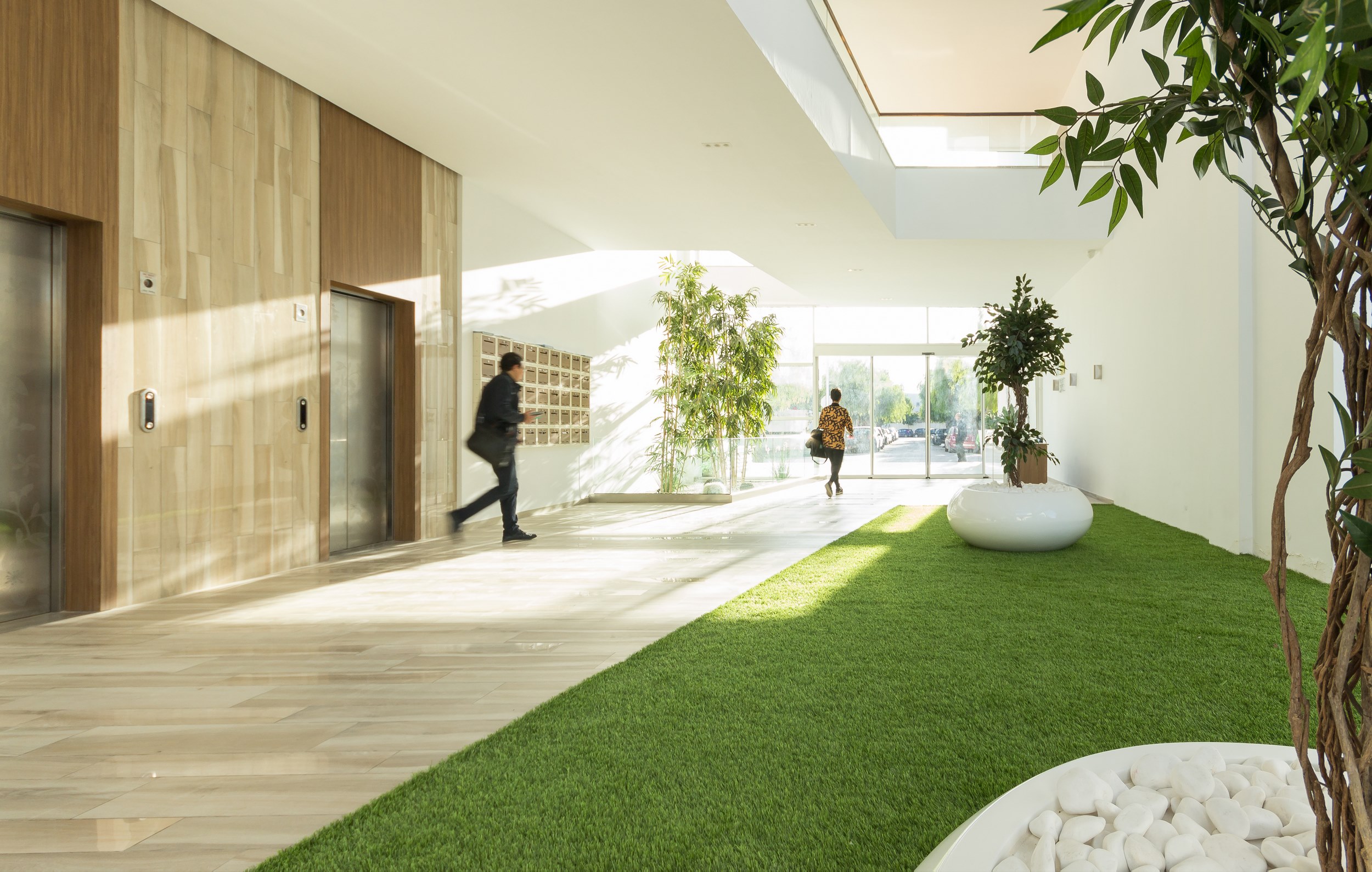 Circulations intérieures — axes visuels perpendiculaires